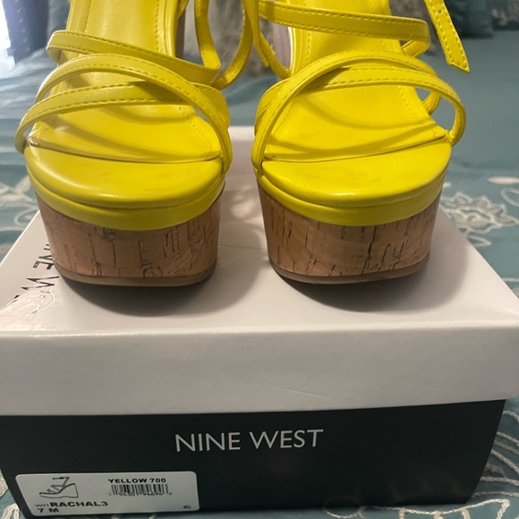 Nine West yellow wedge heel size 7 - Picture 4 of 6